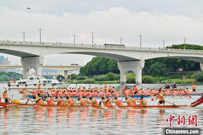 南宁龙舟赛激战 36支队伍角逐端午竞速