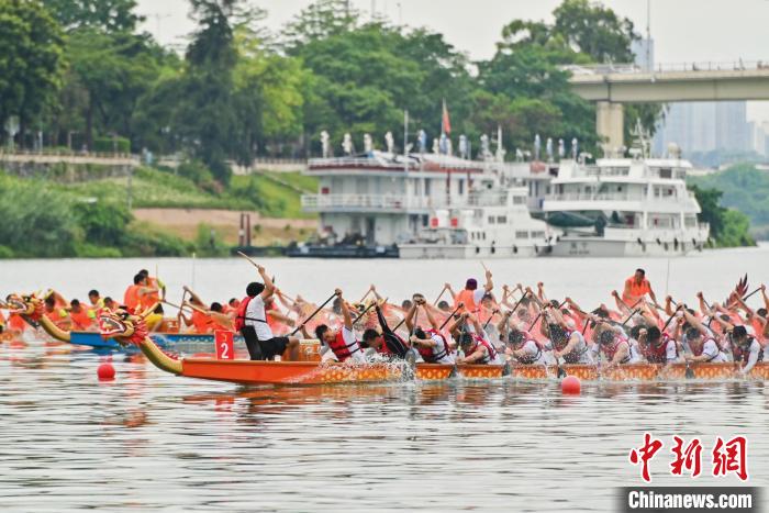 南宁龙舟赛激战 36支队伍角逐端午竞速