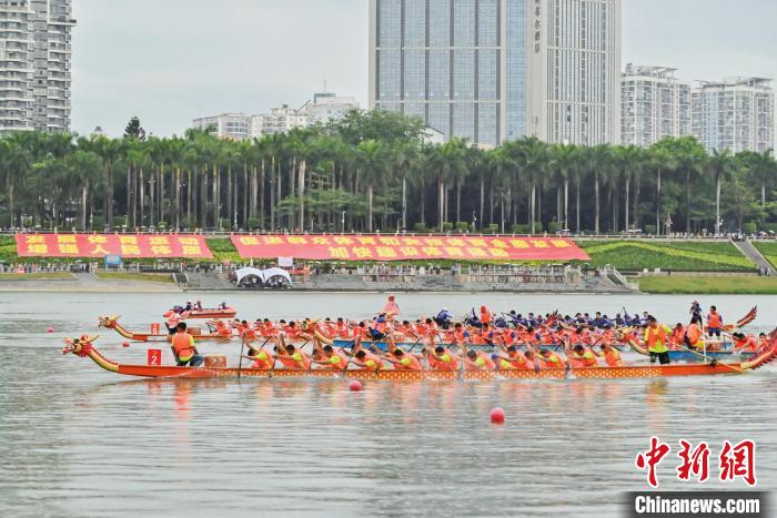 南宁龙舟赛激战 36支队伍角逐端午竞速