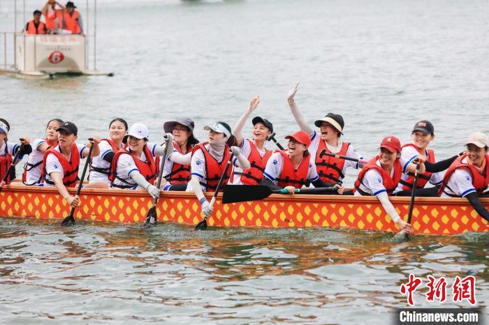 南宁龙舟赛激战 36支队伍角逐端午竞速