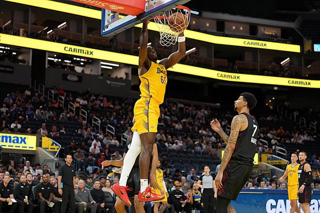 南湾湖人逆转撕裂城混音 卡鲁马27分引领胜局