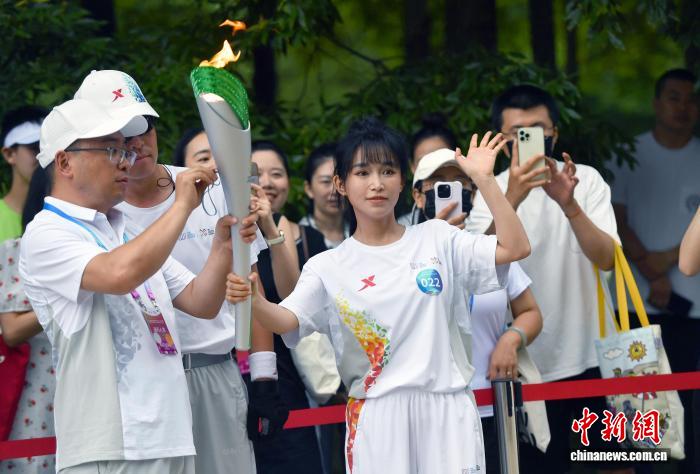 李子柒传递竹梦火炬诠释竹子精神与运动员拼搏