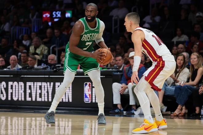 文班亚马41分18篮板创纪录当选今日最佳球员