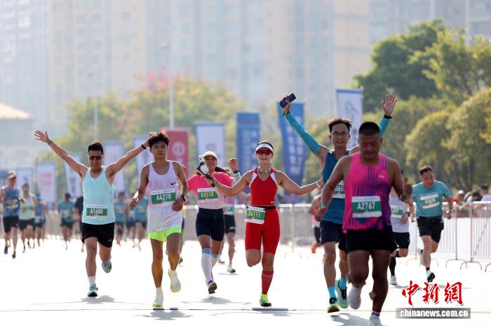 科技赋能赛事 贺州马拉松创纪录吸引万人参与