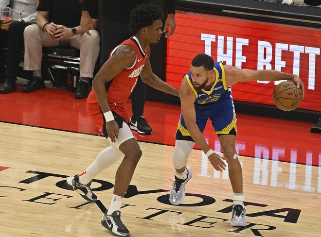 库里复出首战遭阿门严防 火箭客场掀翻勇士