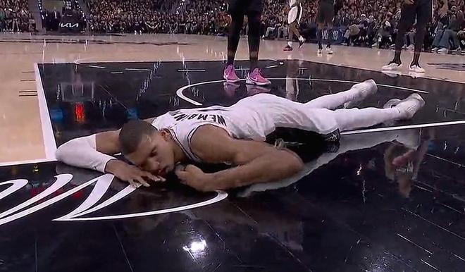 文班亚马脑震荡伤退马刺主场惨败开拓者