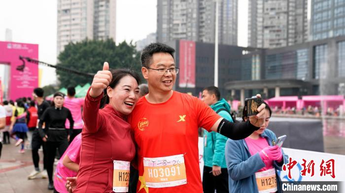 重庆江津东方爱情马拉松鸣枪开跑：首个全程赛