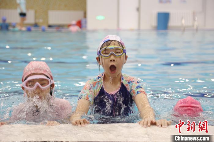 青海两所小学建成游泳训练中心 填补青少年游泳